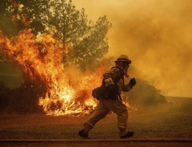 Η φωτιά καίει πλέον σε δύο μέτωπα στην Εύβοια- Νέος συναγερμός στην Πυροσβεστική